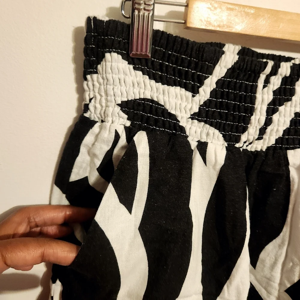 Cynthia Rowley | Women's Black & White Linen Blend Tropical Shorts (US Size 2X)